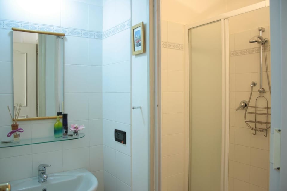Basic Double or Twin Room | Bathroom | Shower, free toiletries, hair dryer, bidet