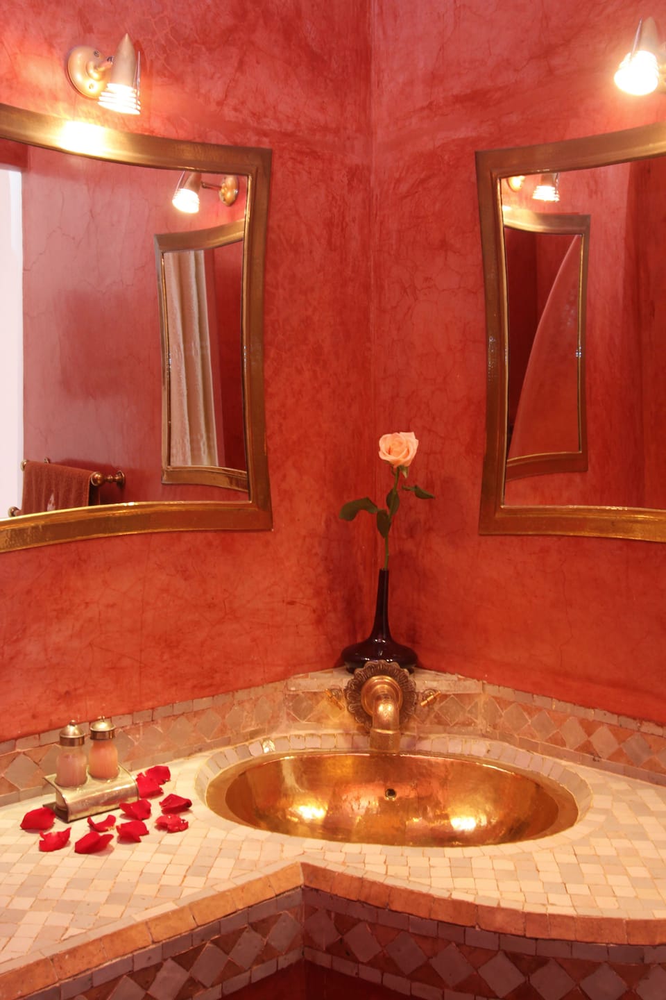 Classic Double Room | Bathroom | Deep soaking tub, free toiletries, hair dryer, bathrobes