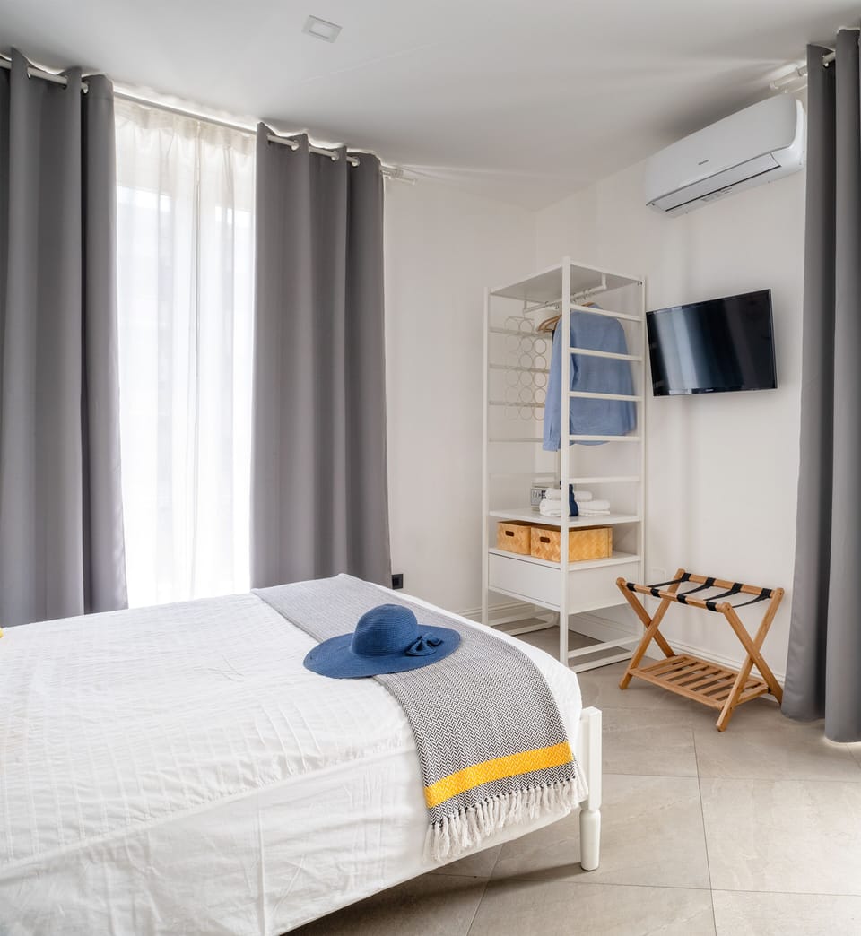 Deluxe Double Room | Minibar, in-room safe, individually decorated, individually furnished