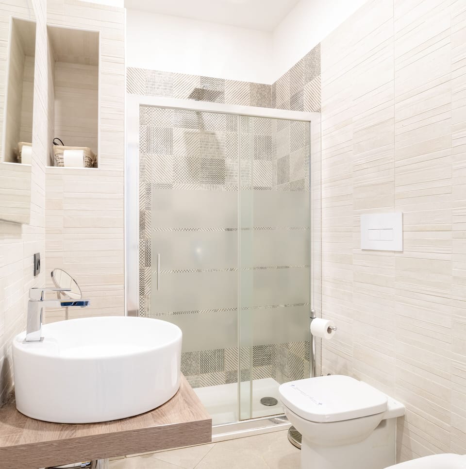 Deluxe Triple Room | Bathroom | Shower, free toiletries, hair dryer, bathrobes