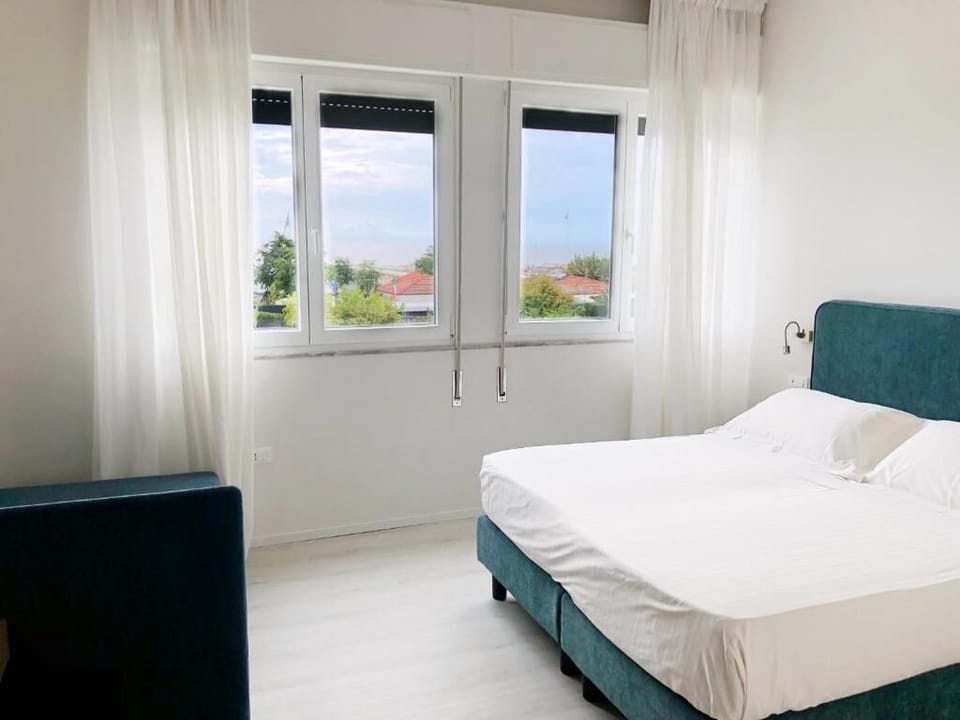 Deluxe Room, Sea View | In-room safe, desk, soundproofing, free WiFi