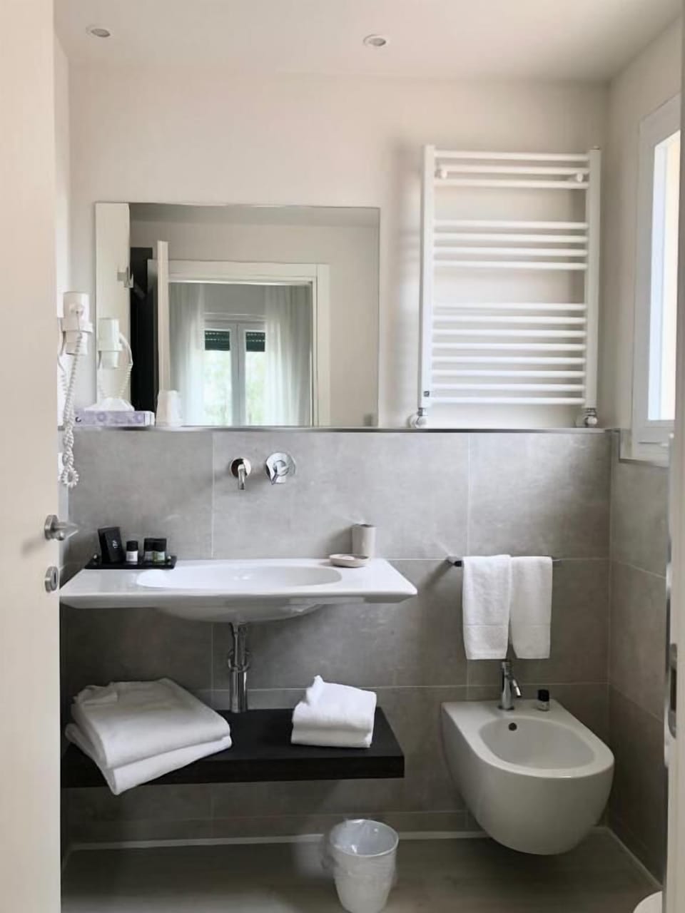Superior Room, Sea View | Bathroom | Shower, free toiletries, hair dryer, slippers