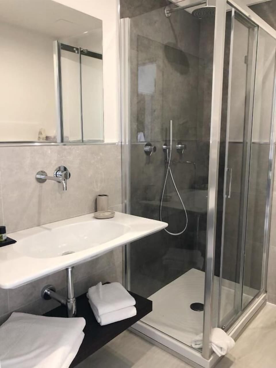 Deluxe Room, Sea View | Bathroom | Shower, free toiletries, hair dryer, slippers