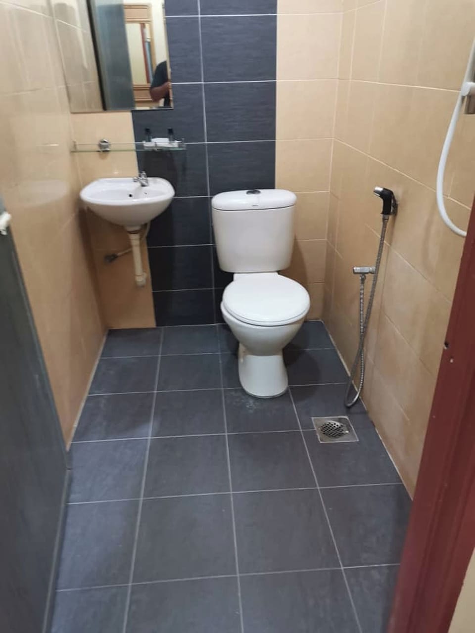 Deluxe Room, 1 Queen Bed | Bathroom | Shower, free toiletries, towels