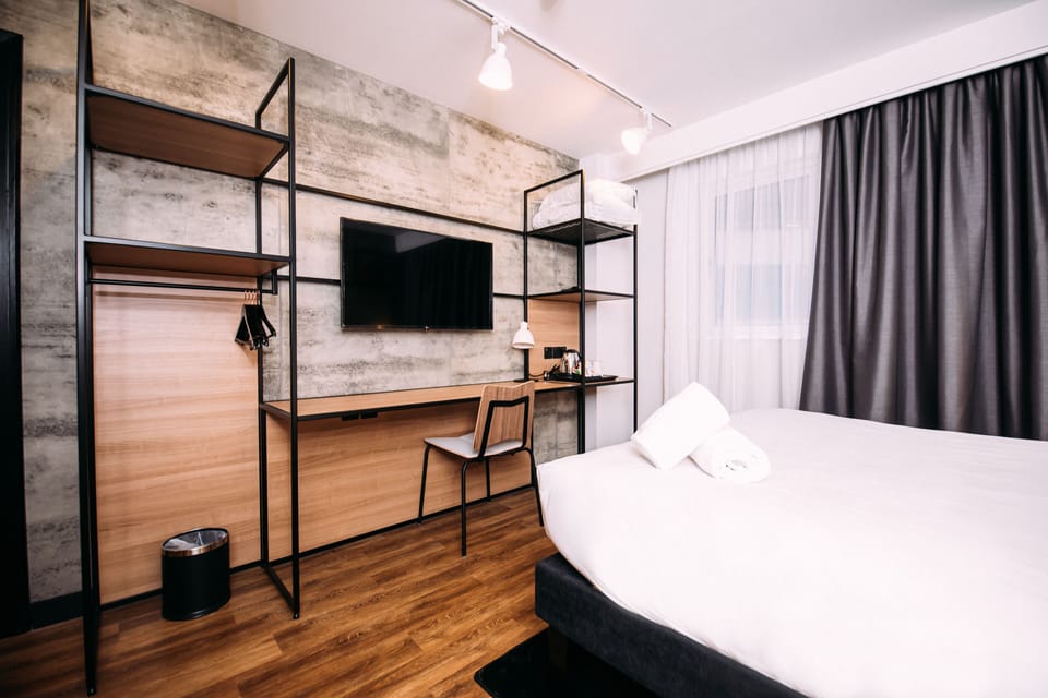 Room, 1 Double Bed | Desk, iron/ironing board, free WiFi, bed sheets