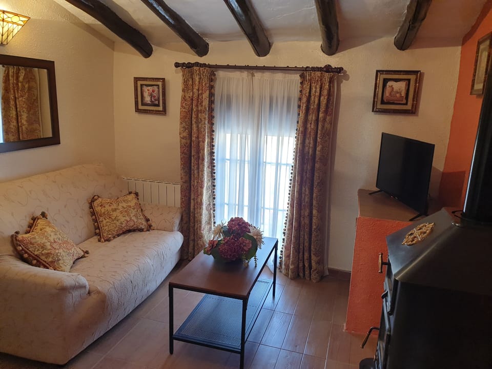 Comfort Suite, 1 Queen Bed, City View | Living area | TV