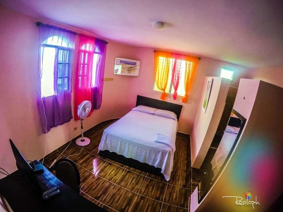 Basic Room, 1 Queen Bed, Non Smoking | Cribs/infant beds, free WiFi