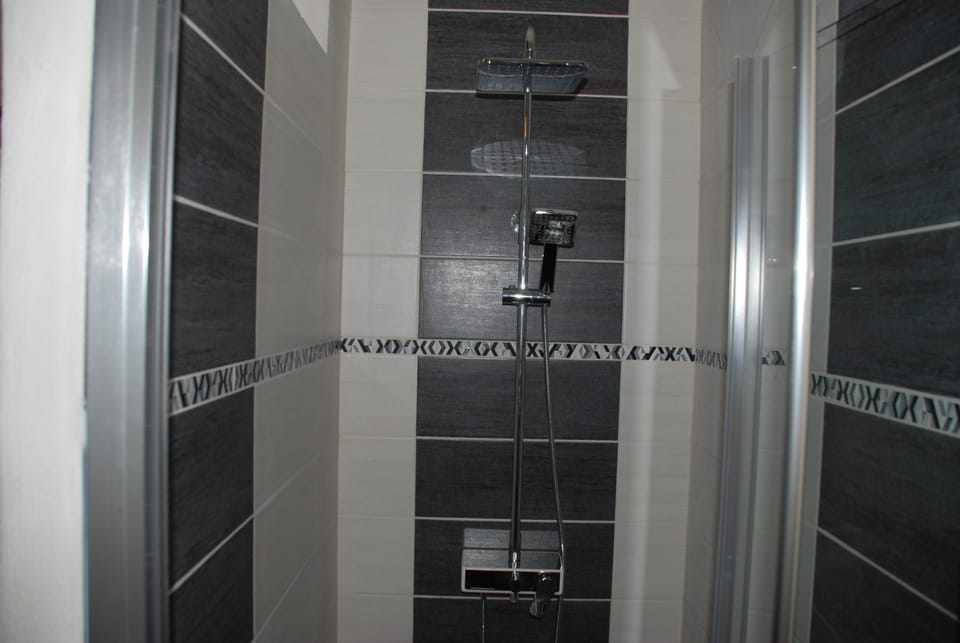 Double Room, Balcony (1) | Bathroom shower