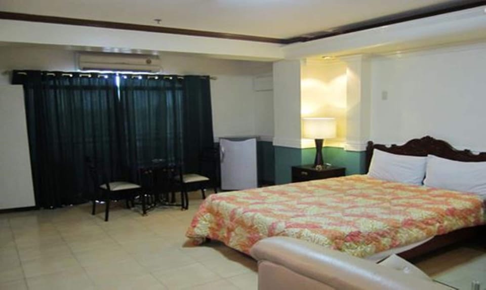 Executive Room | Minibar, free WiFi