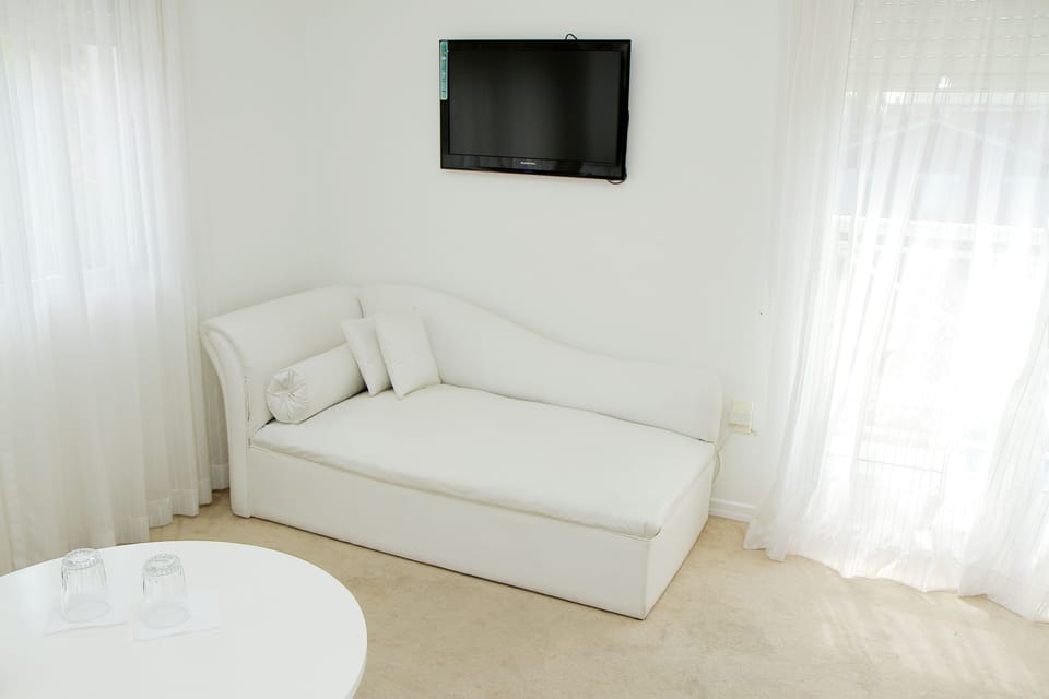 Junior Suite | Living area | 14-inch TV with cable channels