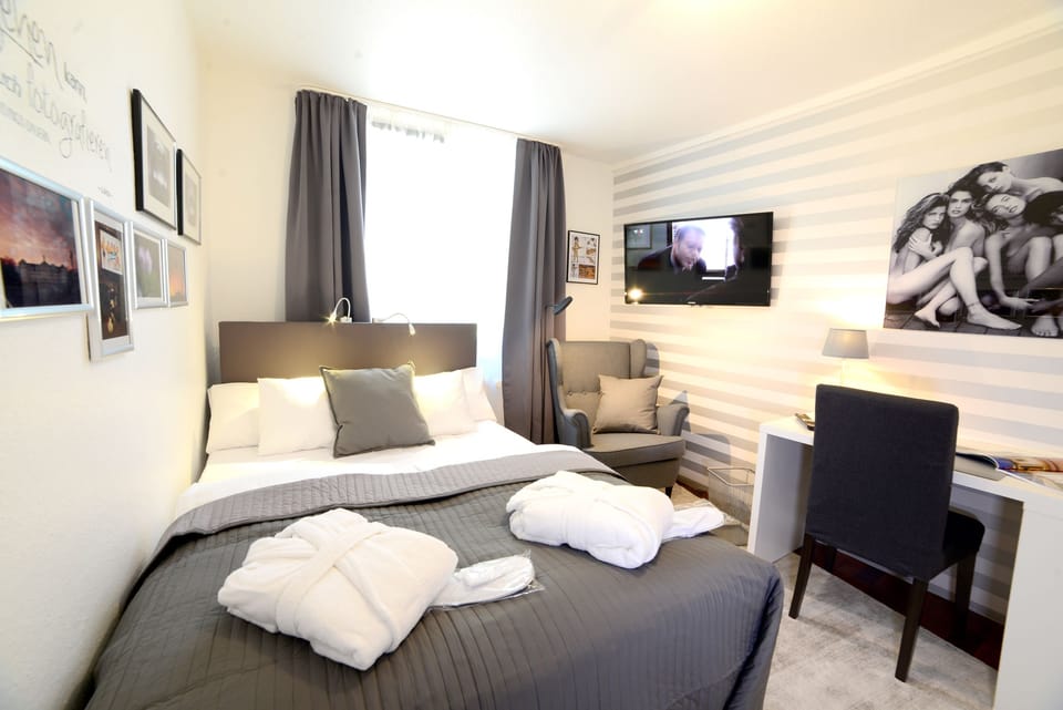 Double Room (Das Graue Zimmer) | Individually furnished, desk, blackout drapes, rollaway beds