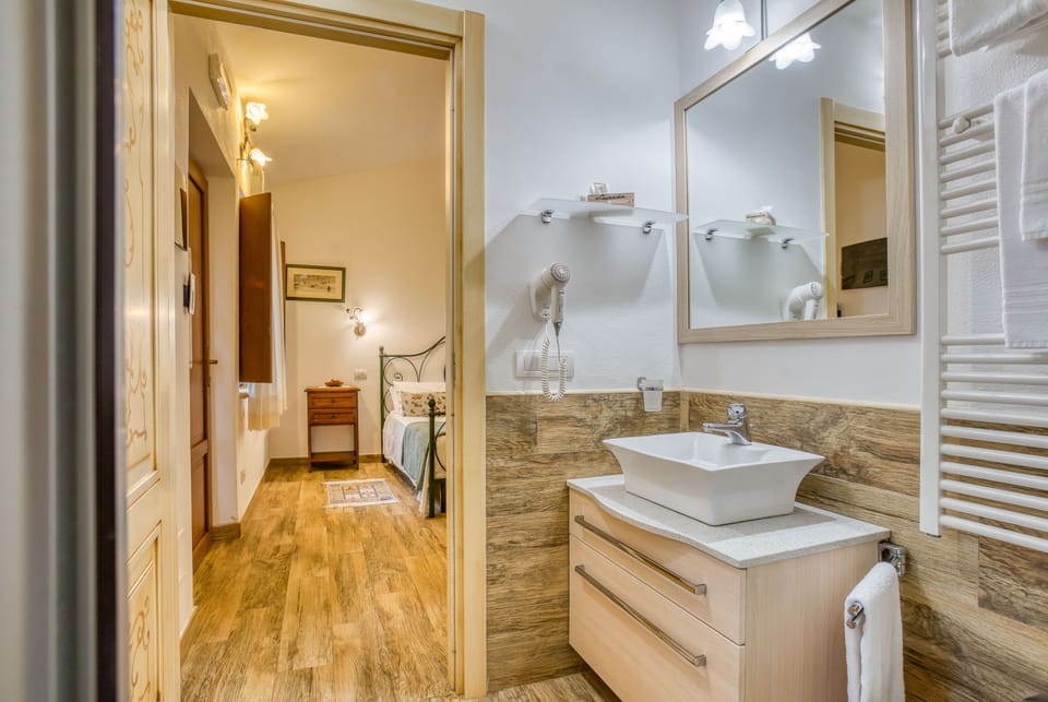 Superior Triple Room | Bathroom | Shower, free toiletries, hair dryer, bidet
