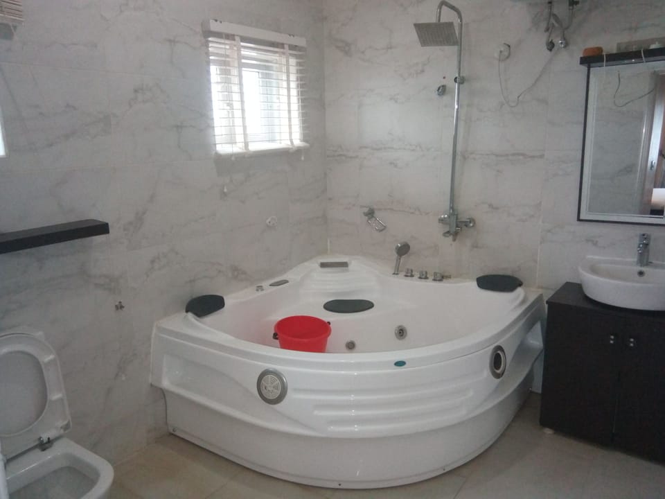 Combined shower/tub, deep soaking tub, rainfall showerhead