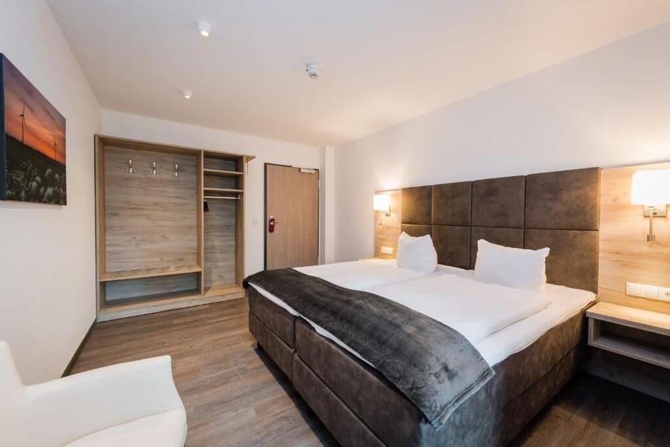 Deluxe Double Room, 1 Double Bed | Hypo-allergenic bedding, in-room safe, desk, soundproofing
