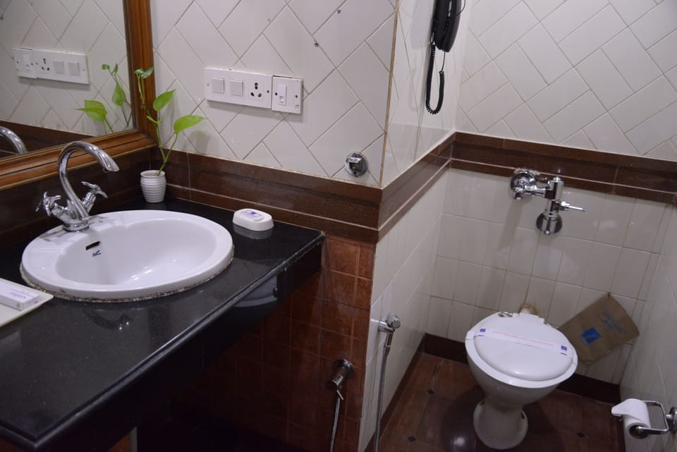 Standard Room | Bathroom | Shower, rainfall showerhead, slippers