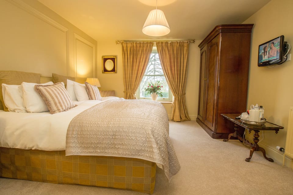 Super-king bedded ensuite bath & WC | Egyptian cotton sheets, premium bedding, iron/ironing board (on request)