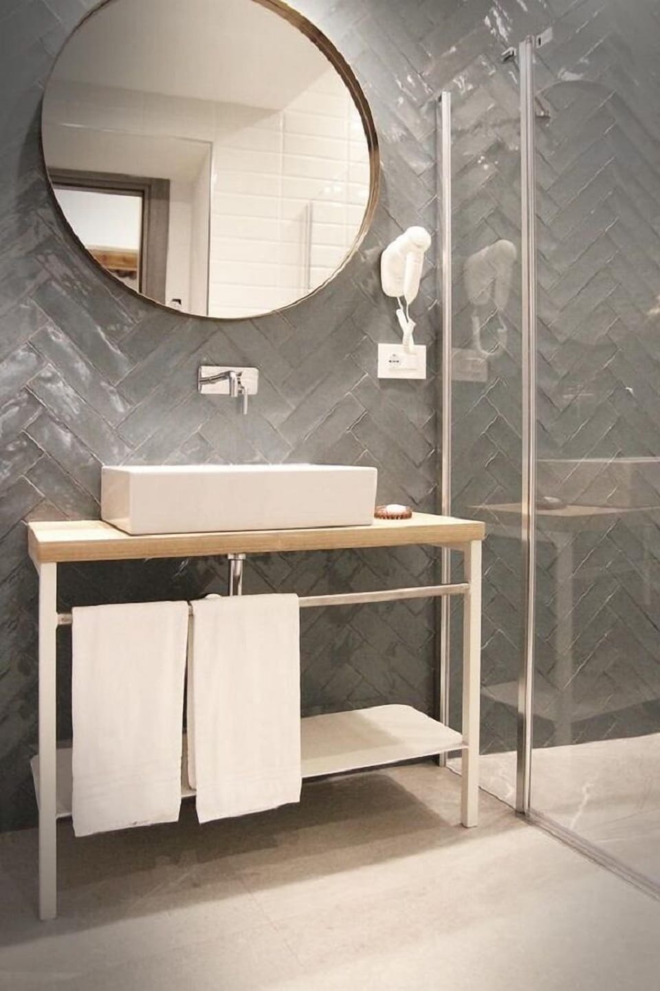 Superior Double Room | Bathroom | Shower, rainfall showerhead, free toiletries, hair dryer