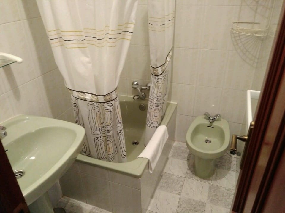 Double or Twin Room | Bathroom | Combined shower/tub, free toiletries, towels