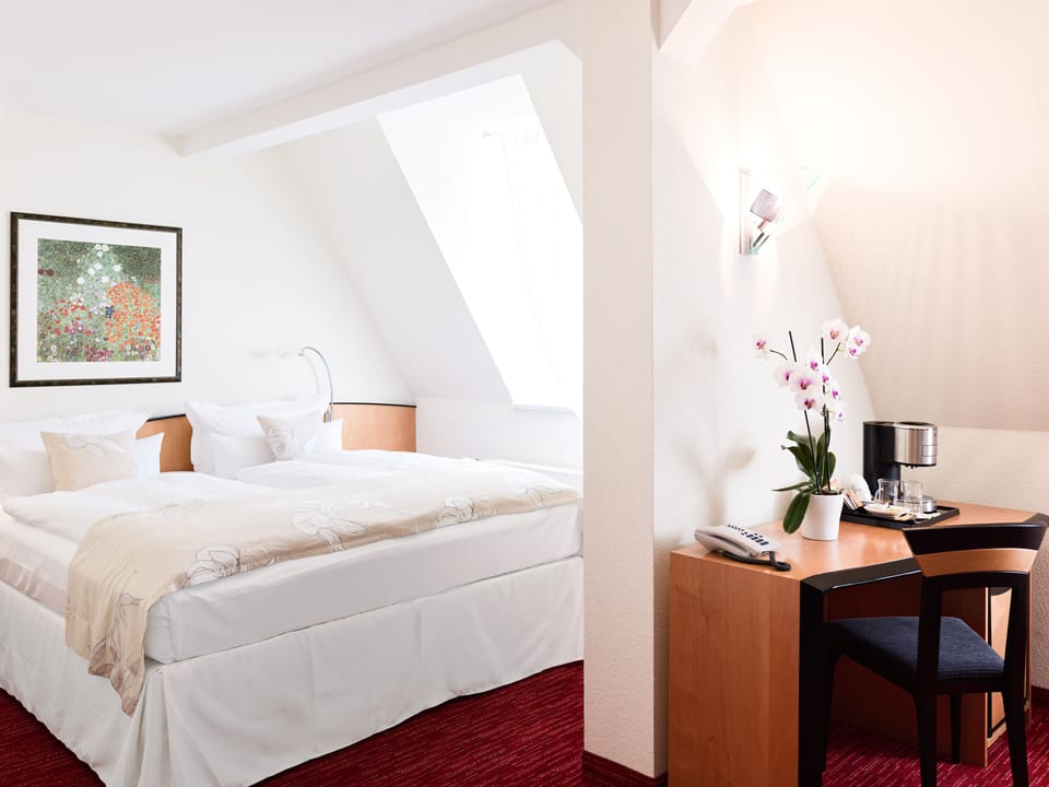 Business Suite, Bathtub | Hypo-allergenic bedding, in-room safe, individually decorated, desk