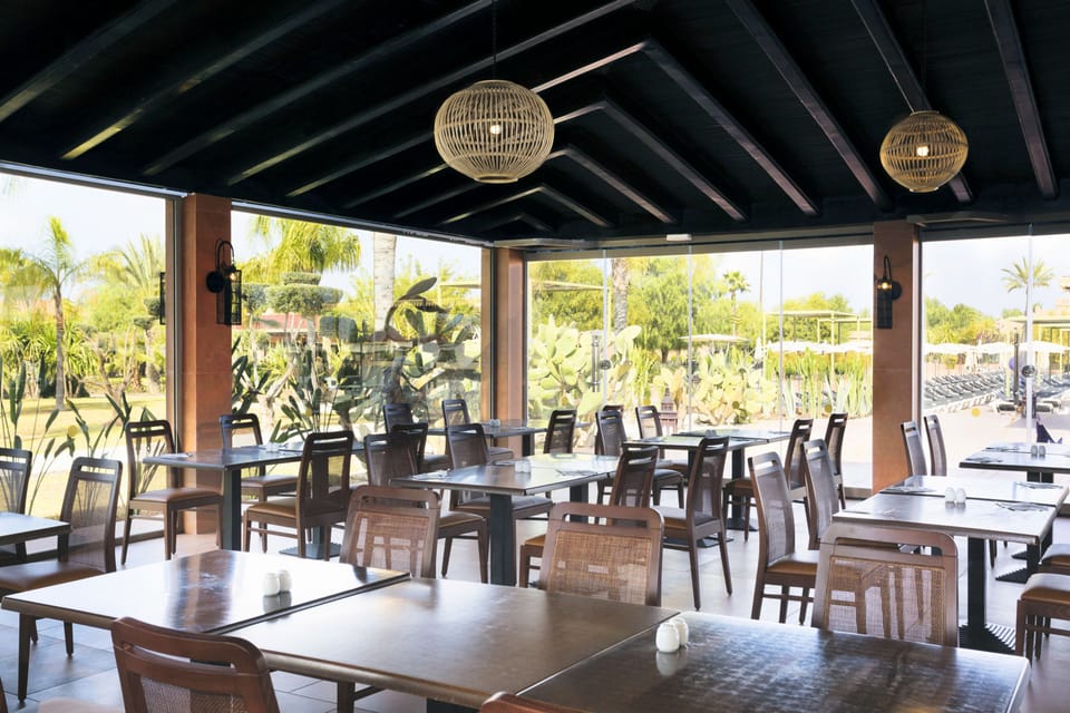 3 restaurants; breakfast, lunch, and dinner served