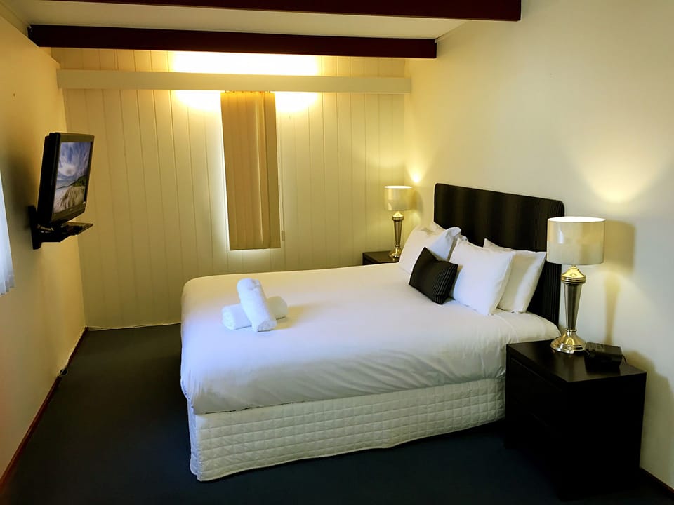 Family Apartment, 3 Bedrooms (self contained) | Desk, soundproofing, iron/ironing board, free WiFi