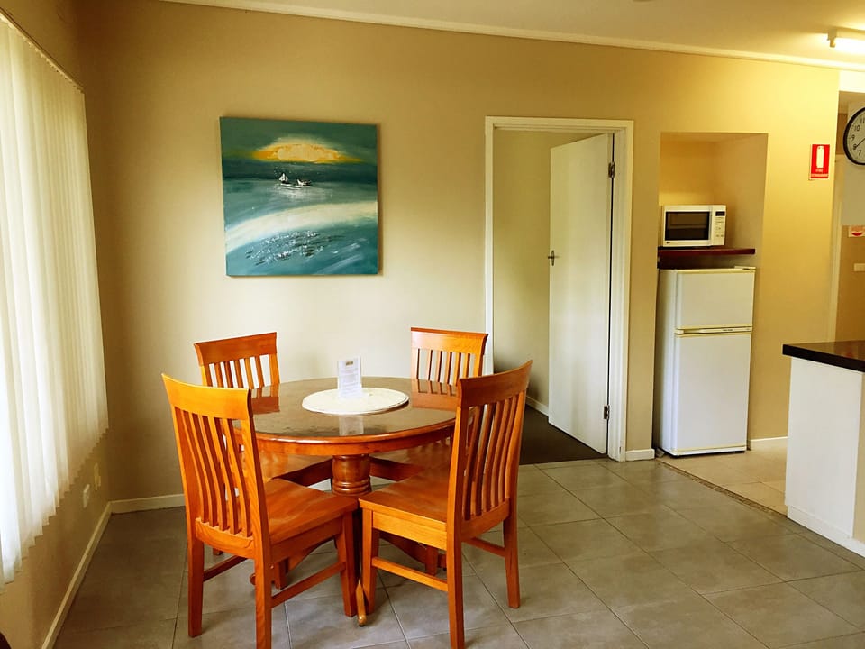 Apartment, 2 Bedrooms (Spa bath) | In-room dining