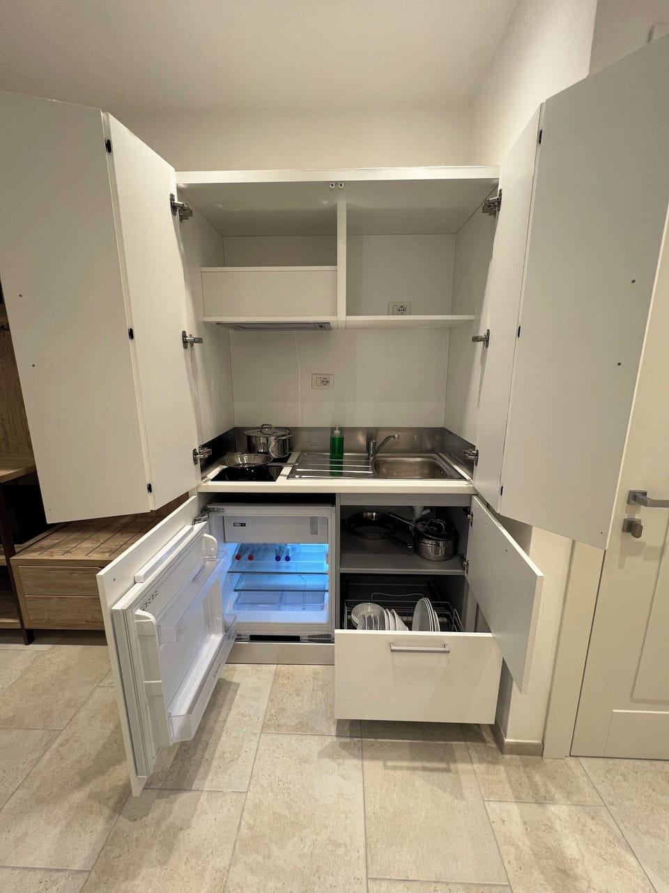 Deluxe Triple Room, Partial Sea View | Private kitchen | Electric kettle