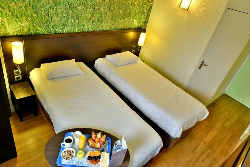 Twin Room | Desk, laptop workspace, blackout drapes, free WiFi