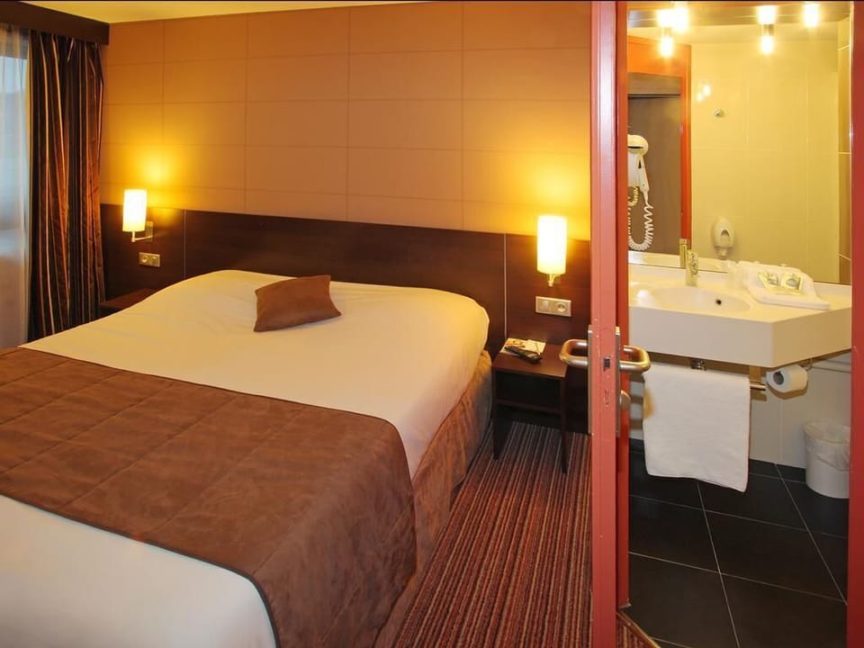 Double Room | Desk, laptop workspace, blackout drapes, free WiFi