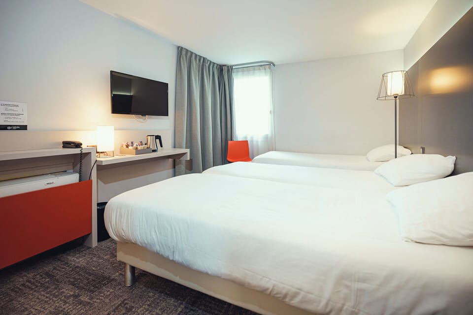 Standard Triple Room, 3 Twin Beds | Desk, iron/ironing board, free WiFi, bed sheets