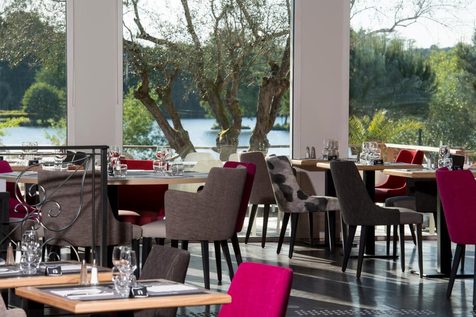 2 restaurants; lunch and dinner served