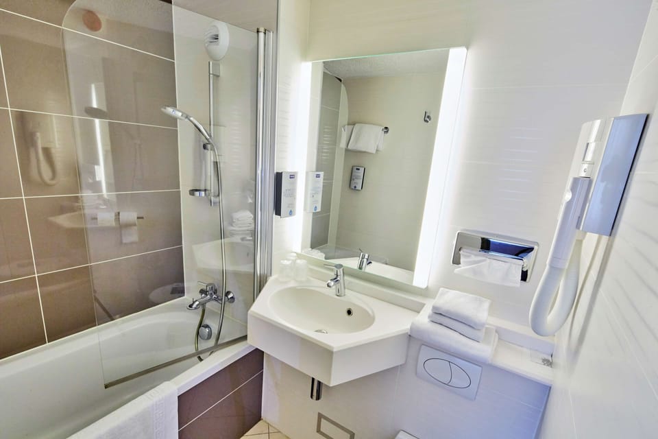 Standard Room, 2 Twin Beds | Bathroom | Eco-friendly toiletries, hair dryer, towels