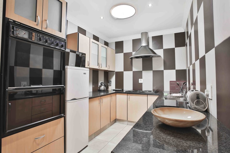 House Charlton | Private kitchen | Full-size fridge, microwave, oven, stovetop