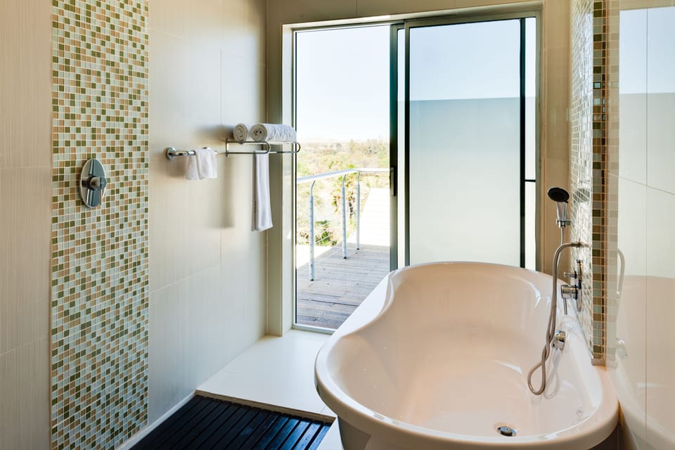 Executive Suite | Deep soaking bathtub