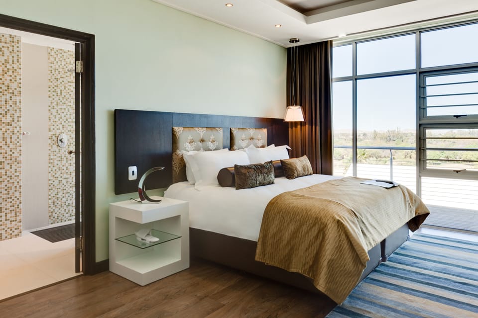 Executive Suite | In-room safe, desk, blackout drapes, iron/ironing board