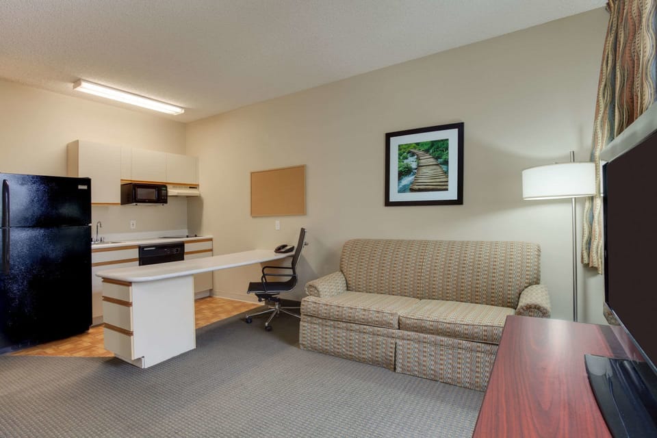 Desk, laptop workspace, iron/ironing board, free WiFi