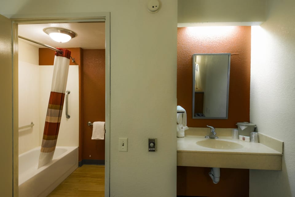 Deluxe Room, 2 Double Beds, Accessible (Smoke Free) | Bathroom | Combined shower/tub, free toiletries, towels