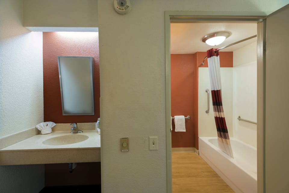 Deluxe Room, 1 King Bed, Accessible (Smoke Free) | Bathroom | Combined shower/tub, free toiletries, towels