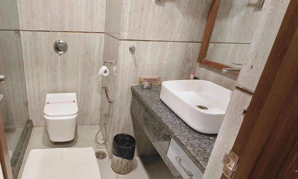 Deluxe Room | Bathroom | Shower, slippers