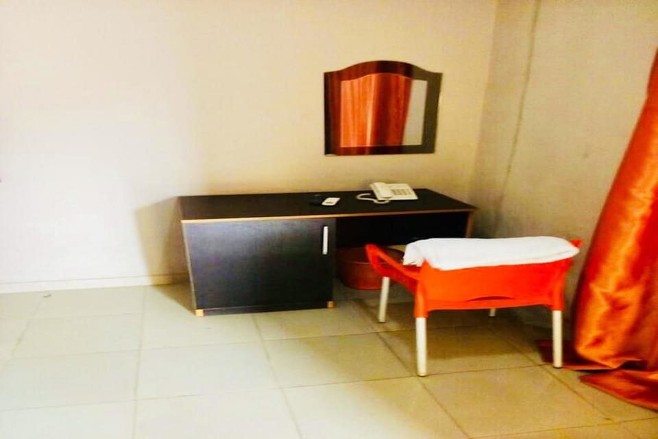 In-room safe, desk, bed sheets