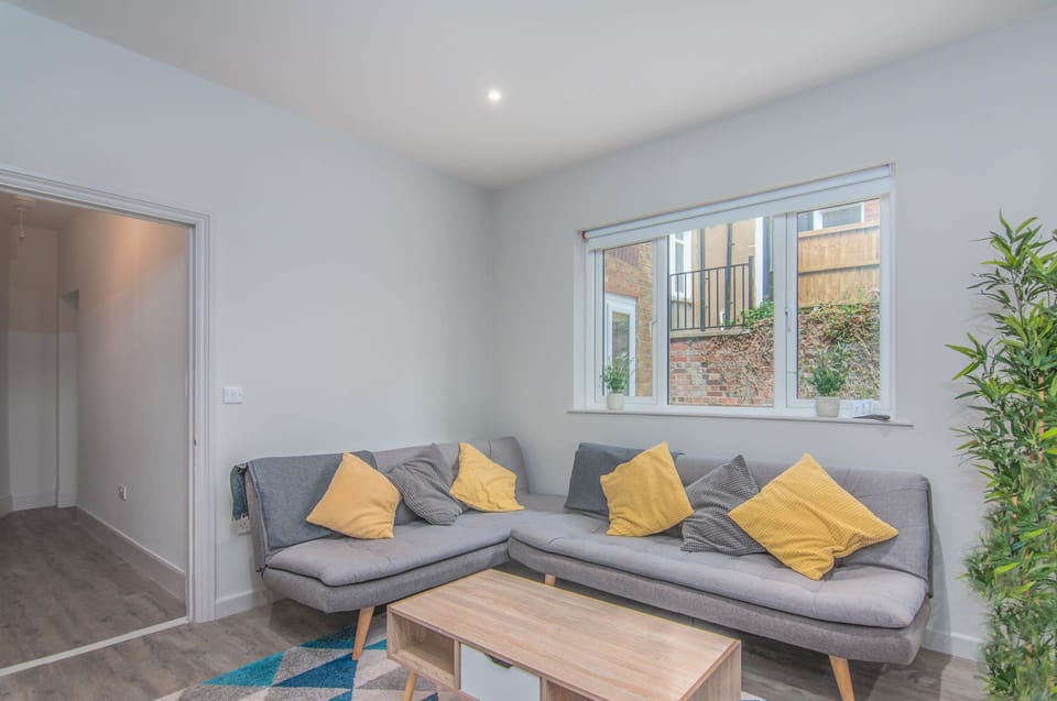 Standard Apartment | Living area | Flat-screen TV, Netflix