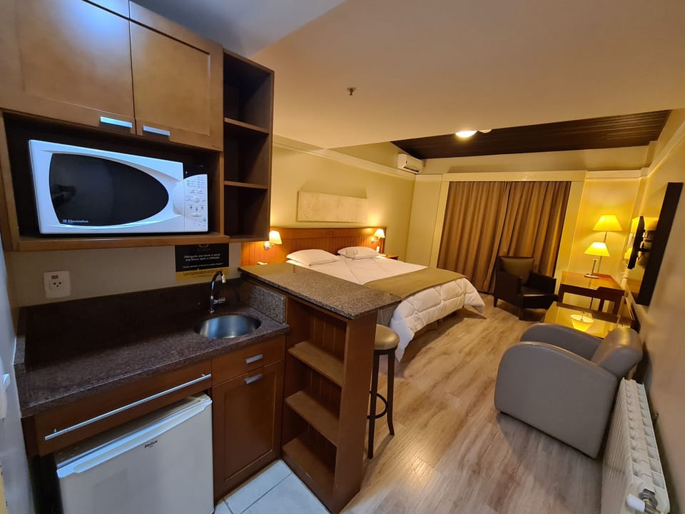 Hypo-allergenic bedding, minibar, desk, blackout drapes