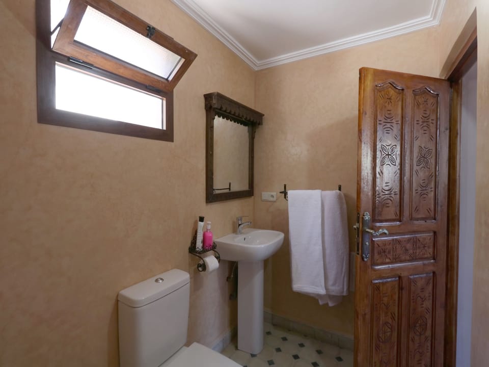 Double or Twin Room | Bathroom | Rainfall showerhead, free toiletries, hair dryer, slippers