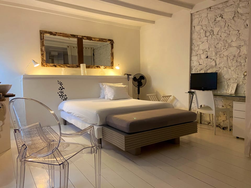 Superior Room, Garden View | In-room safe, individually decorated, desk, soundproofing