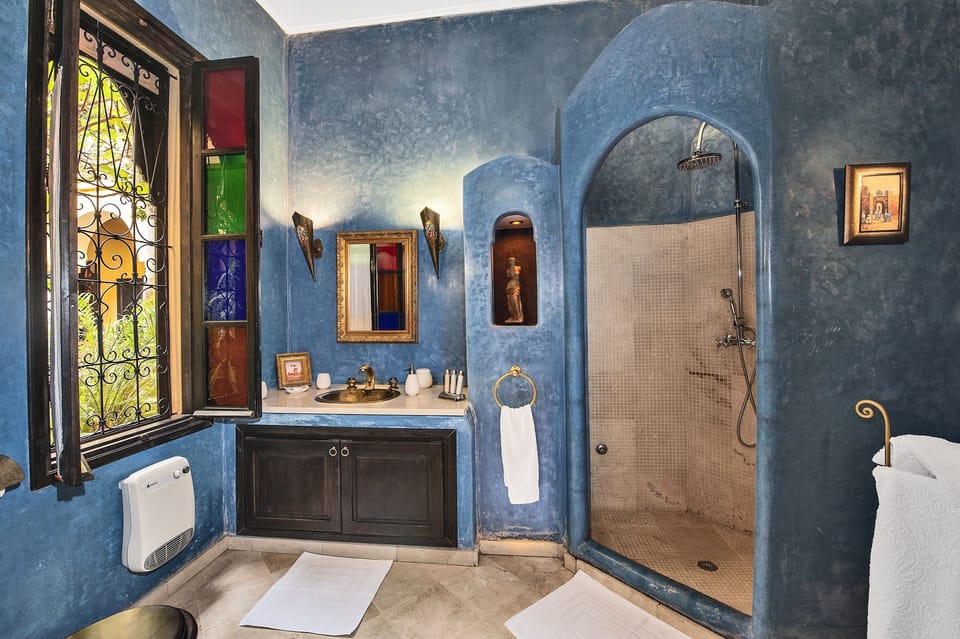 Safran | Bathroom | Shower, free toiletries, towels