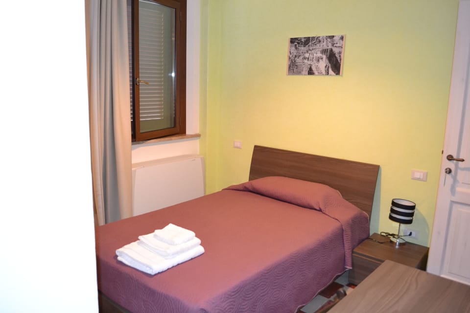 Single Room | Frette Italian sheets, desk, soundproofing, WiFi (free)