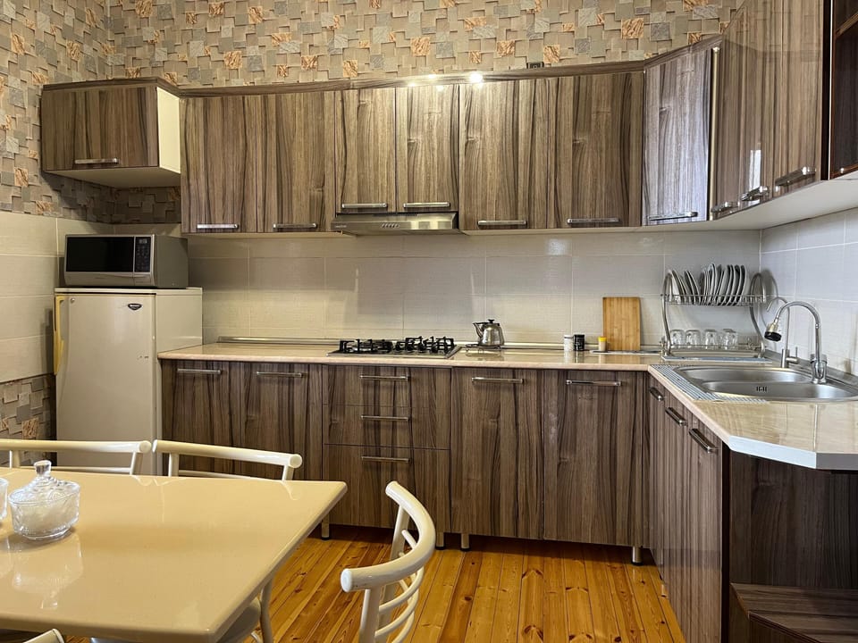 Microwave, stovetop, cookware/dishes/utensils