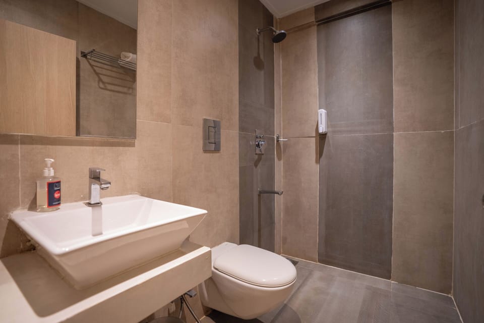 Superior Twin Room | Bathroom | Shower, towels