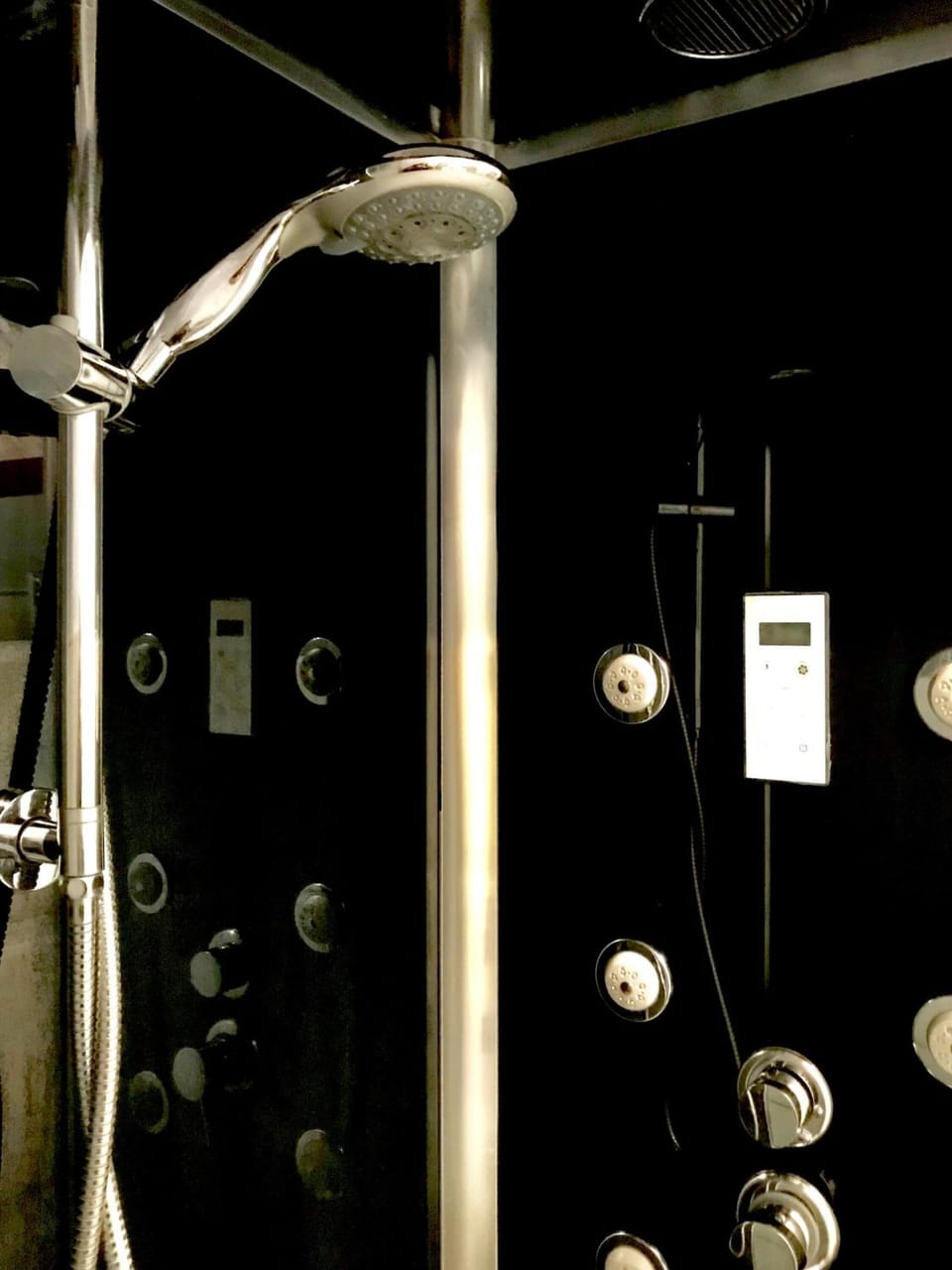 Shower, hydromassage showerhead, free toiletries, hair dryer