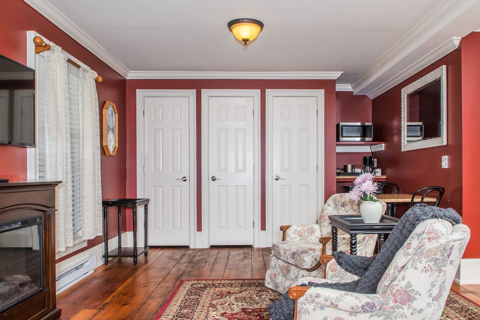 208, Private Bathroom | Iron/ironing board (on request), WiFi (free), individually decorated